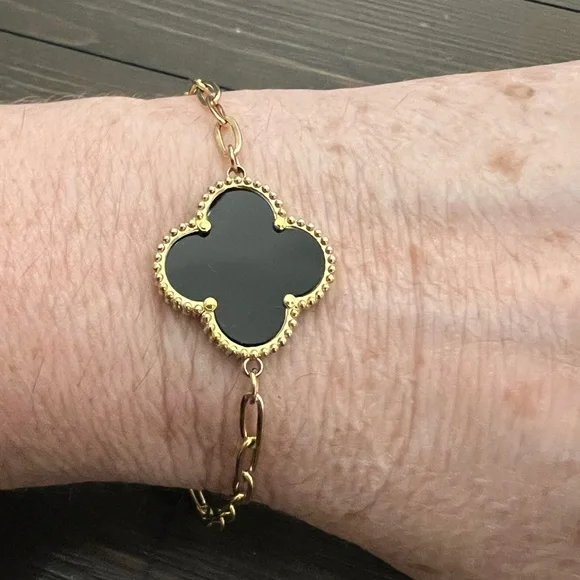 GOLD STAINLESS STEEL BRACELET WITH BLACK FOUR LEAF CLOVER - Picture 5 of 6